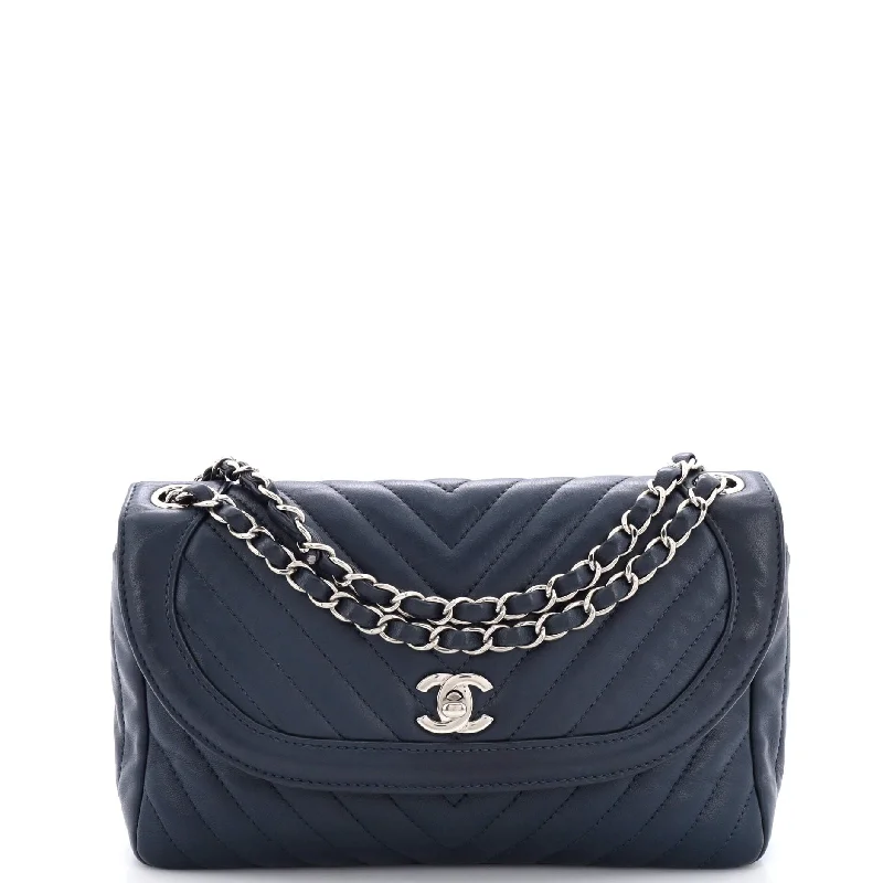 Round CC Chain Flap Bag Chevron Lambskin Medium